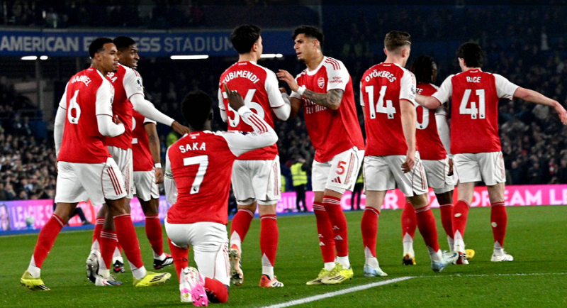 Upson bảo vệ quyết định thổi phạt đền cho Arsenal trước Leverkusen