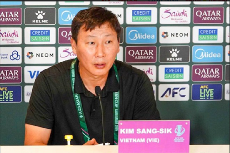 HLV Kim Sang-sik ưu tiên tuyển Việt Nam, không dẫn U23 dự giải tại Trung Quốc