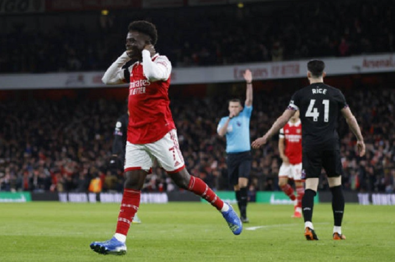 Vì sao Bukayo Saka bất ngờ chững lại trong màu áo Arsenal?